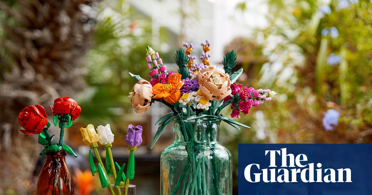 Lego builds record sales of £4bn as parents steer children away from smartphones | Lego