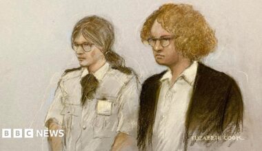 A sketch shows Gwyn Samuels standing in the dock, wearing a dark coloured jacket and a white shirt, with curly ginger hair and glasses. Next to her is a female security guard with tied-back hair and glasses.