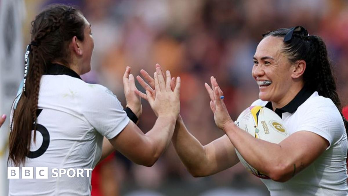 England women lift trophy