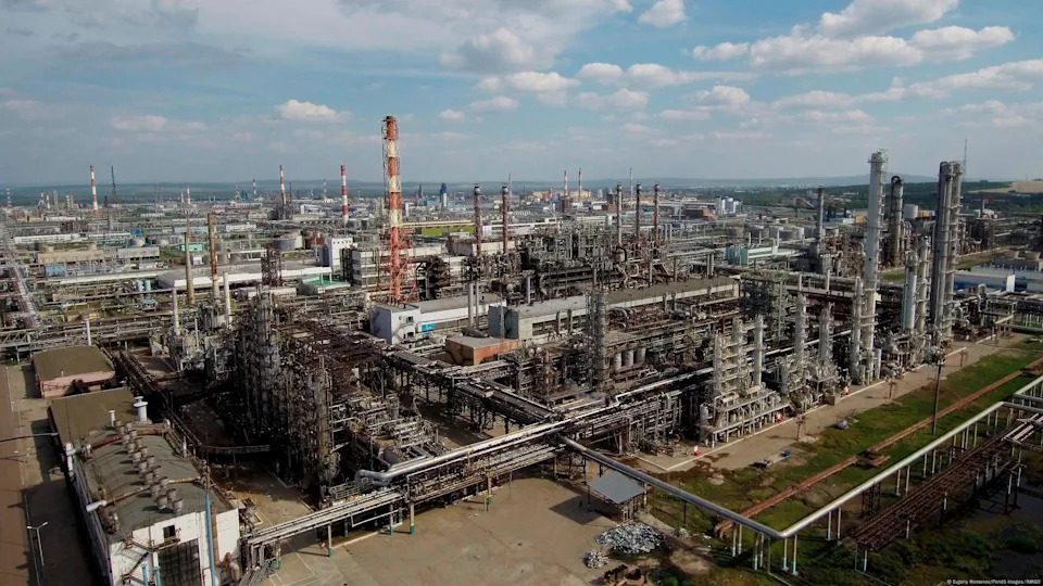 Plastic production is considered a lifeline for the fossil fuel industry<span class="copyright">Evgeny Romanov/Pond5 Images/IMAGO</span>
