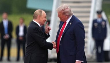Three signs Trump will cave in to Putin's demands laid bare by body language expert | World | News