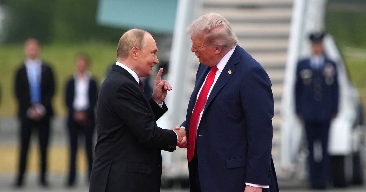 Three signs Trump will cave in to Putin's demands laid bare by body language expert | World | News