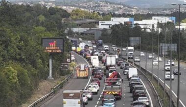 M4 traffic LIVE: Series of crashes close major motorway sparking bank | UK | News