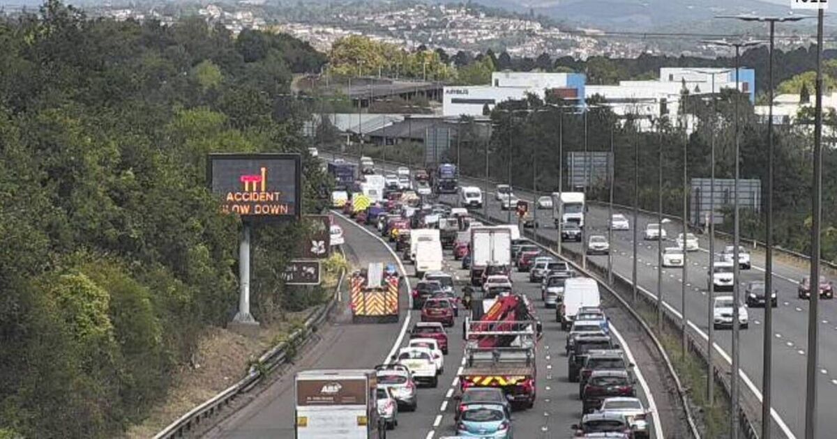 M4 traffic LIVE: Series of crashes close major motorway sparking bank | UK | News