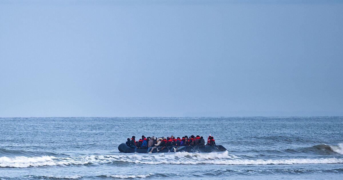 Three girls 9, 11 and 17 drown as migrant boat hit by huge waves | World | News
