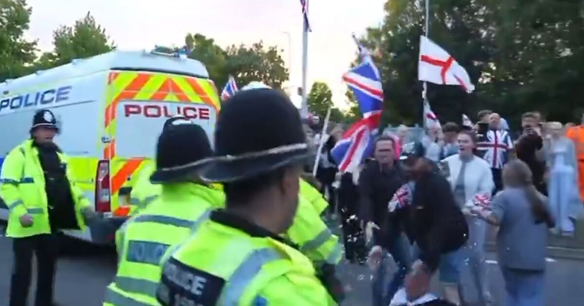 Cheshunt protest LIVE: Chaos erupts as migrant hotel fury boils over | UK | News