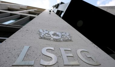 London stocks fall as concerns about US Fed's independence resurface