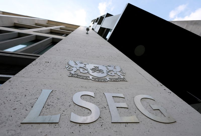 London stocks fall as concerns about US Fed's independence resurface