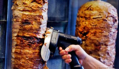 Döner price fears skewered after wage deal – DW – 08/08/2025