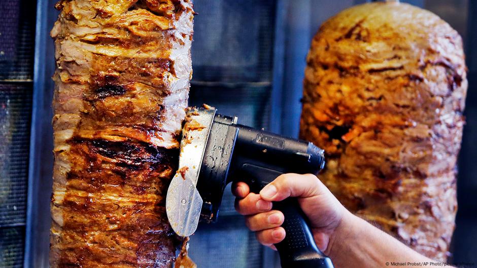 Döner price fears skewered after wage deal – DW – 08/08/2025