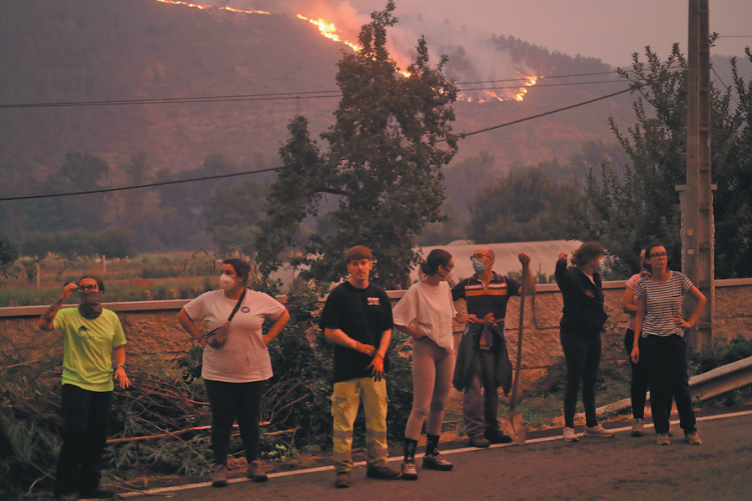 Spain sends more soldiers to fight wildfire - World
