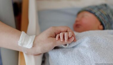 Why the birth rate in Germany continues to nosedive – DW – 08/04/2025