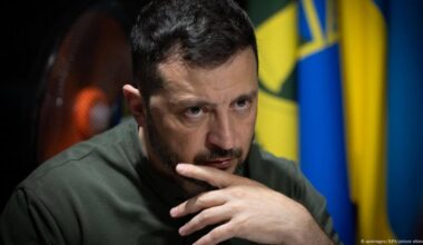 Ukraine's Zelenskyy talks to Trump on sanctions, drone deal – DW – 08/05/2025