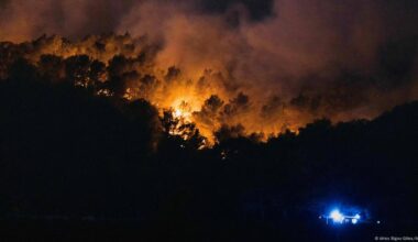 Wildfire rages in southwestern France, closing highway – DW – 08/06/2025