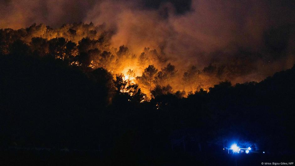 Wildfire rages in southwestern France, closing highway – DW – 08/06/2025