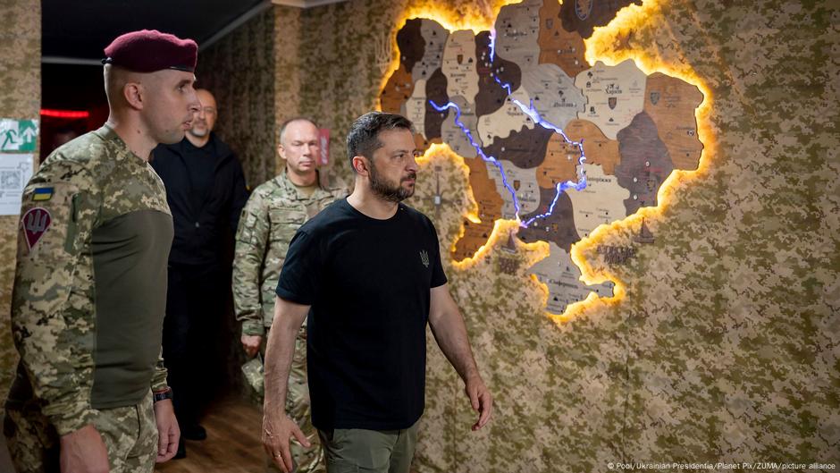 Zelenskyy vows to cede no land to Russia – DW – 08/10/2025