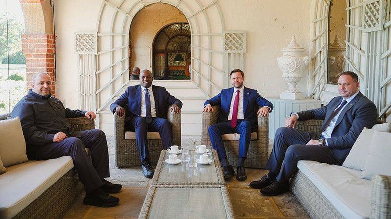 Zelenskyy and his office head Yermak share details of advisers' meeting in UK