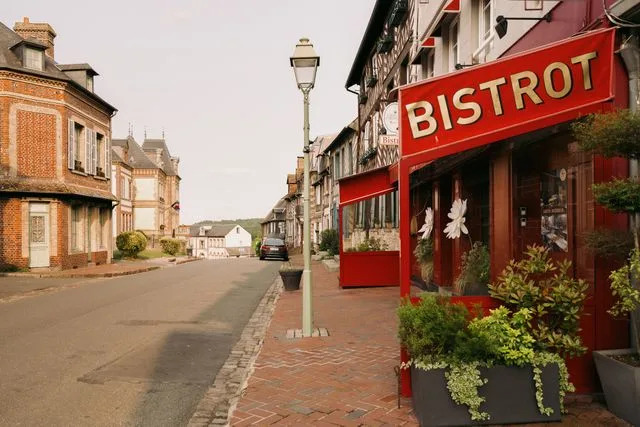 Alex Crétey Systermans The main street of the village of Beaumont-en-Auge.