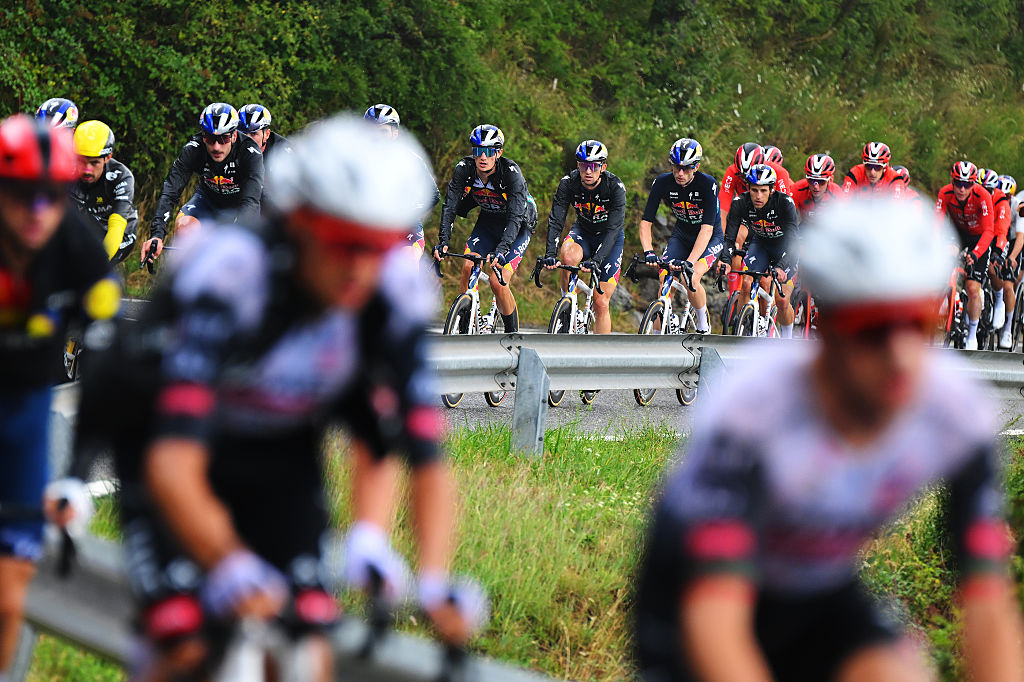 PAL, ANDORRA - AUGUST 28: (L-R) Giulio Pellizzari of Italy, Jai Hindley of Australia and Team Red Bull - BORA - hansgrohe with teammates compete during the La Vuelta - 80th Tour of Spain 2025, Stage 6 a 170.3km stage from Olot to Pal - Andorra 1900m / #UCIWT / on August 28, 2025 in Pal, Andorra. (Photo by Tim de Waele/Getty Images)
