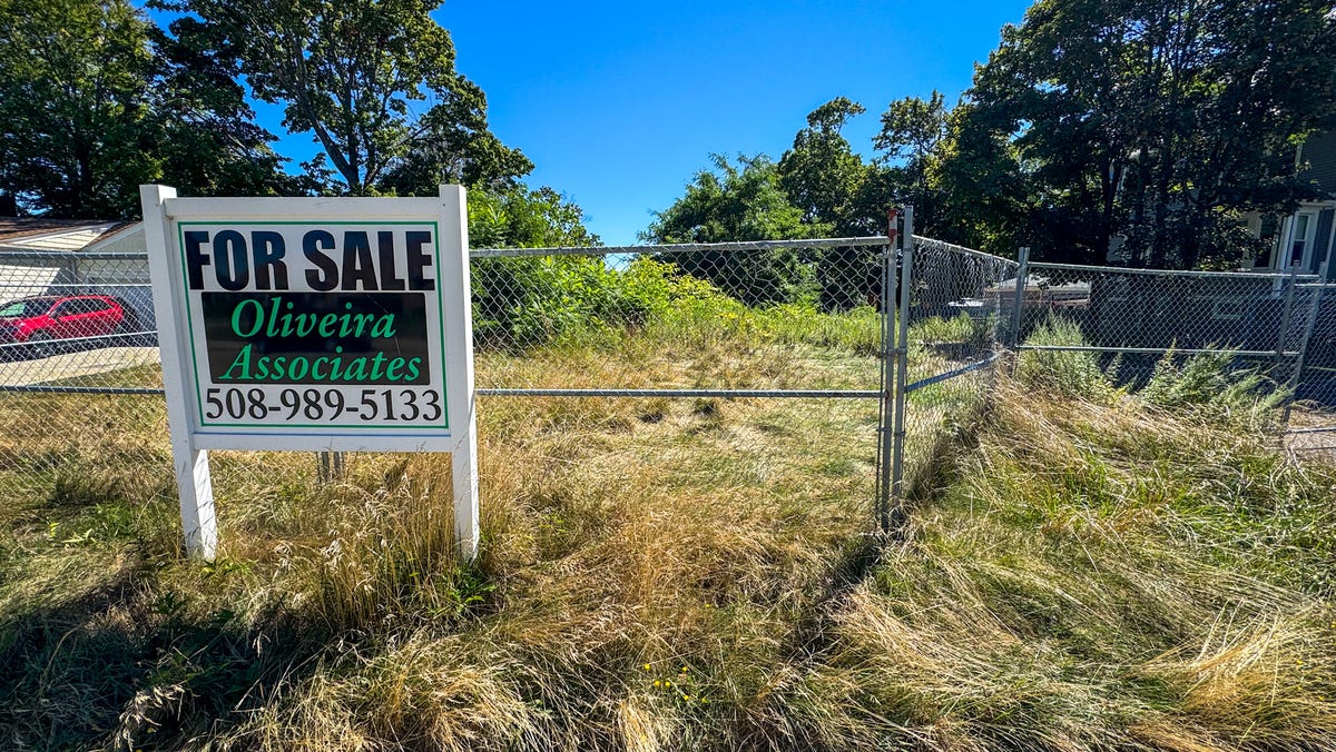 Chiropractic center proposed for 'eyesore' Fall River Highlands lot