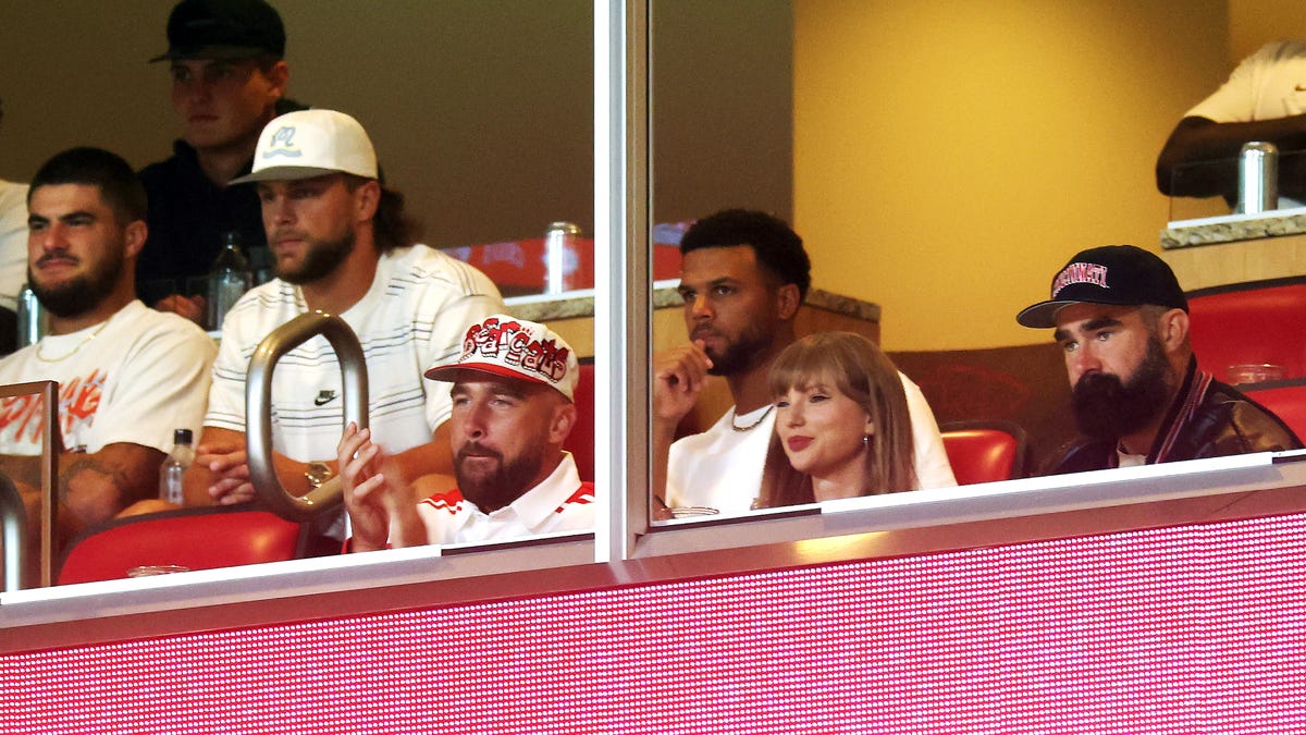 Taylor Swift, Travis Kelce's first date night after engagement