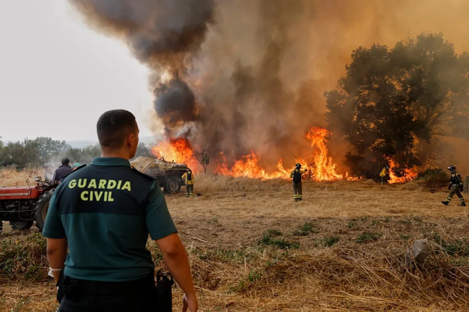 Spain Firefighters battle a wildfire in Veiga das Meas, northwestern Spain, Saturday, Aug. 16, 2025. (AP Photo/Lalo R. Villar) (Copyright 2025 The Associated Press. All rights reserved)