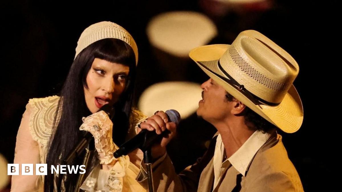 Lady Gaga and Bruno Mars sing together on stage