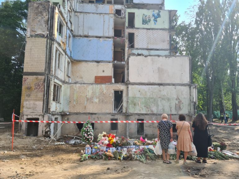 A makeshift memorial for the victims of the July 31, 2025 missile attack-1756286144