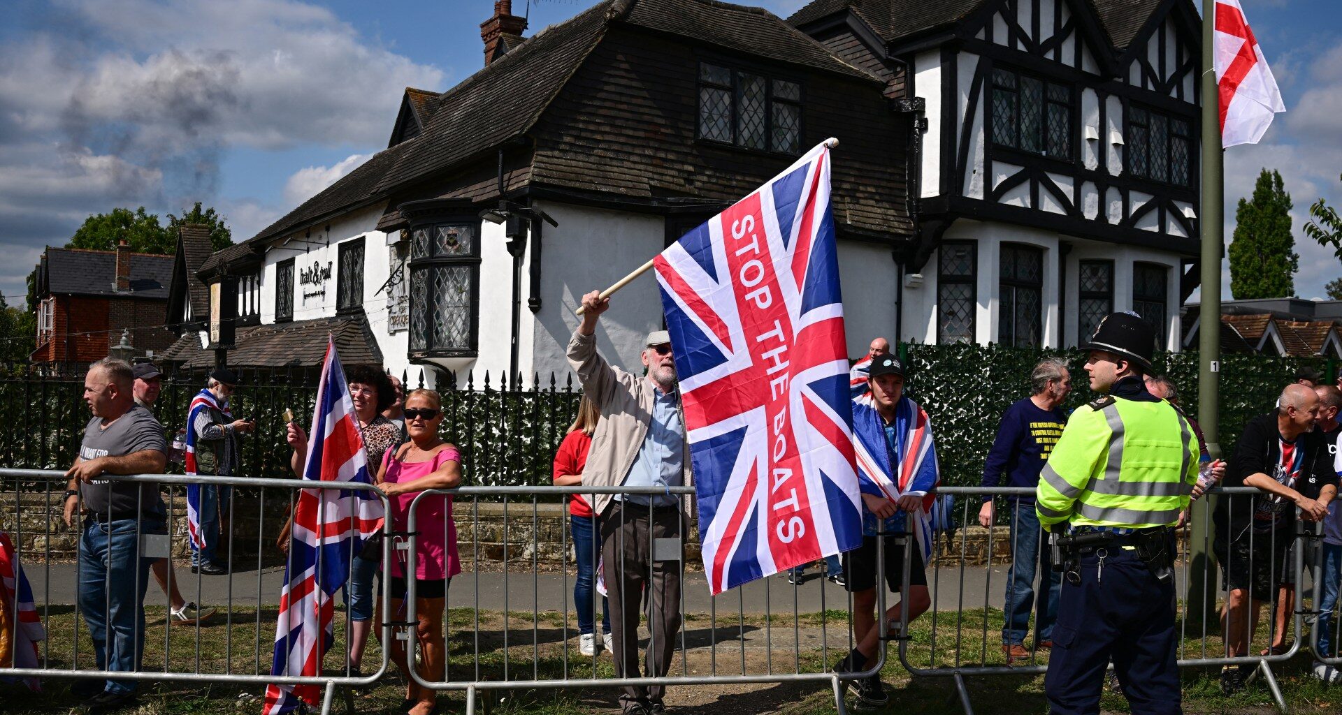 Scuffles, arrests as protesters across UK rally against asylum hotels | Refugees News