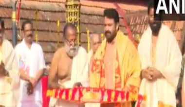 Mohanlal receives Vilambara Pathrika from Travancore royal family members