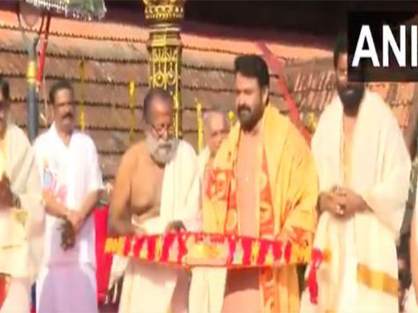 Mohanlal receives Vilambara Pathrika from Travancore royal family members