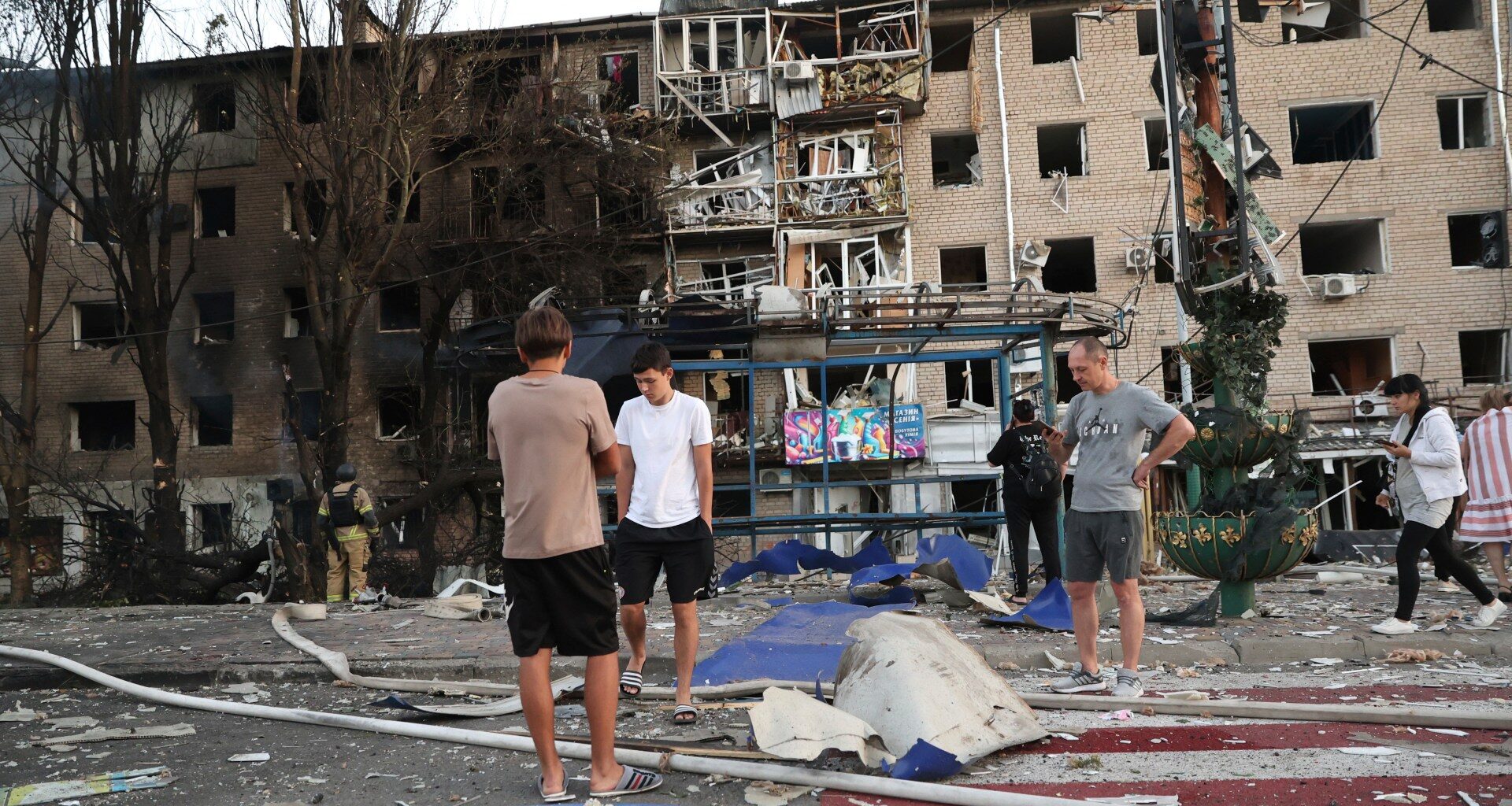 Russia attacks Ukraine’s Zaporizhia; Kyiv hits Russian oil refineries | Russia-Ukraine war News