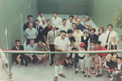 Inauguración del frontón del Gure Txoko en Sidney (1967), en una foto conservada por la familia de María Begoña Zubiaur y Francisco Javier Montero, que trabajó en la construcción de la Opera House.