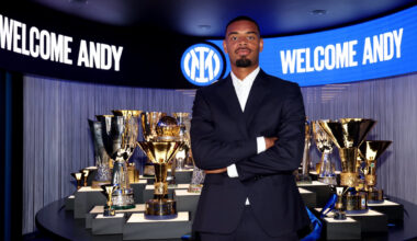 Andy Diouf with the Inter trophy cabinet (@inter)
