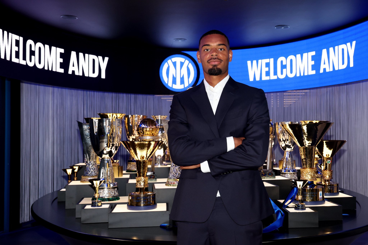 Andy Diouf with the Inter trophy cabinet (@inter)