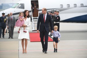 TOPSHOT - Britain's Prince William, Duke of Cambridge (R) and his wife Kate, Duchess of Cambridge (L) with their children Prince George and Princess Charlotte arrive at the airport in Warsaw, Poland, on July 17, 2017. The Duke and Duchess of Cambridge are on a first official visit to Poland. (Photo by BARTLOMIEJ ZBOROWSKI / PAP / AFP) (Photo by BARTLOMIEJ ZBOROWSKI/PAP/AFP via Getty Images)