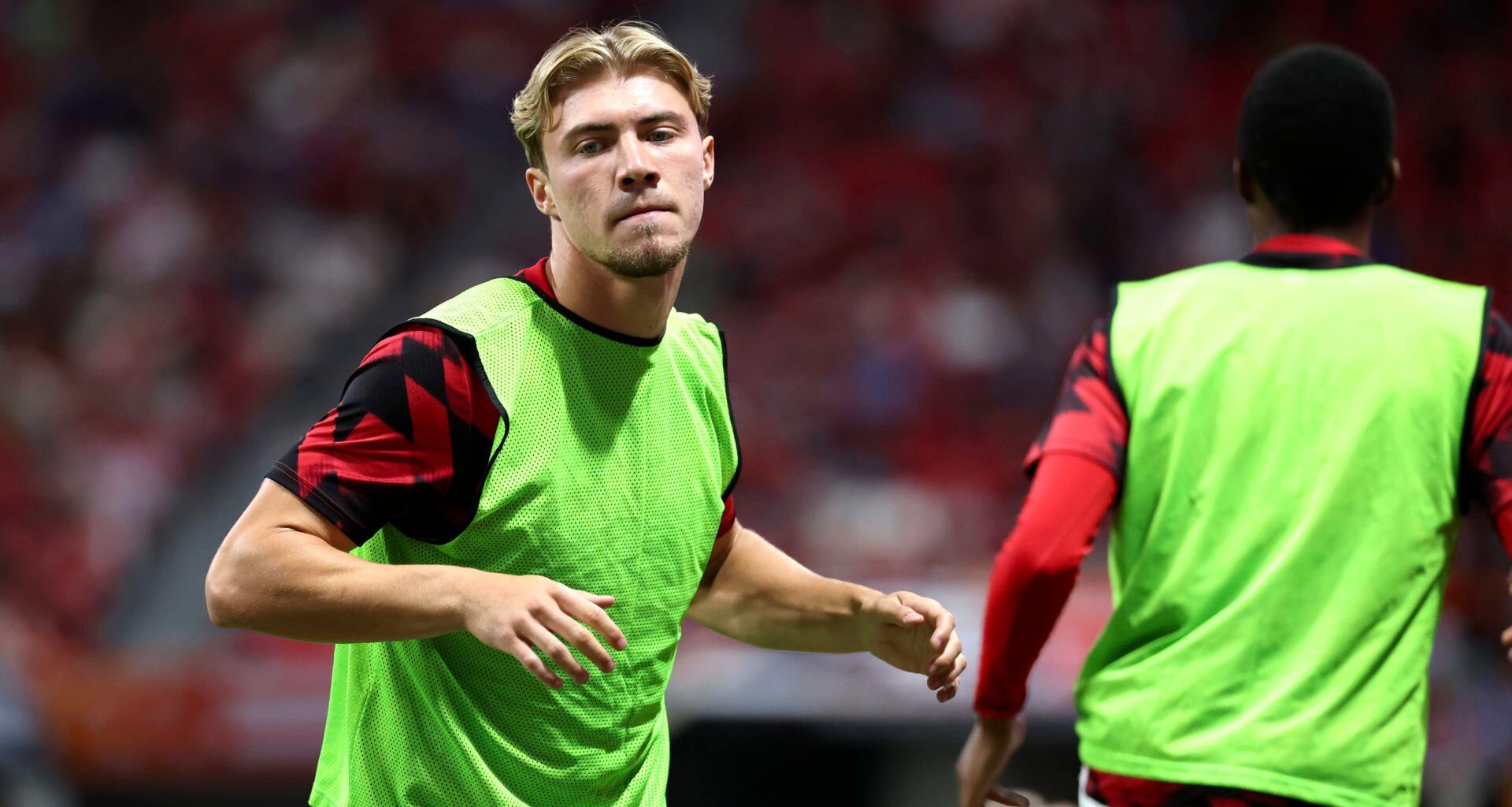 Pundit defends Man Utd ace after spotting Rasmus Hojlund 'going absolutely crazy' at him v Everton