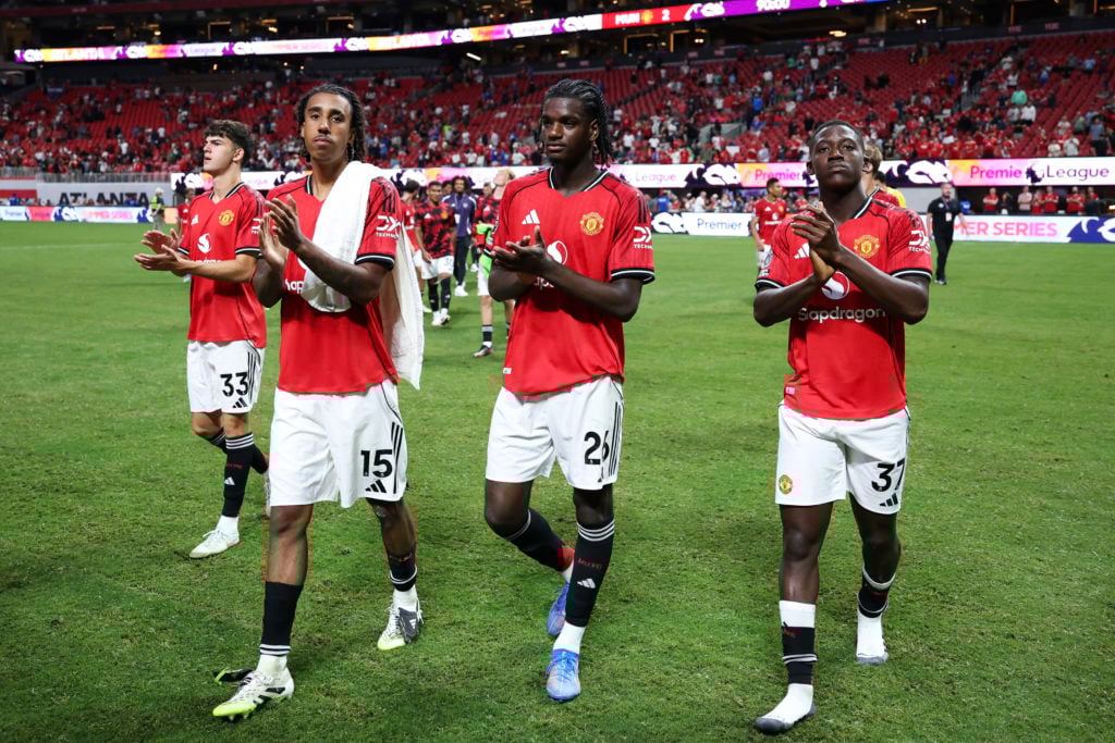 Tyler Fredricson, Leny Yoro, Ayden Heaven and Kobbie Mainoo of Manchester United celebrate winning the Summer Series league