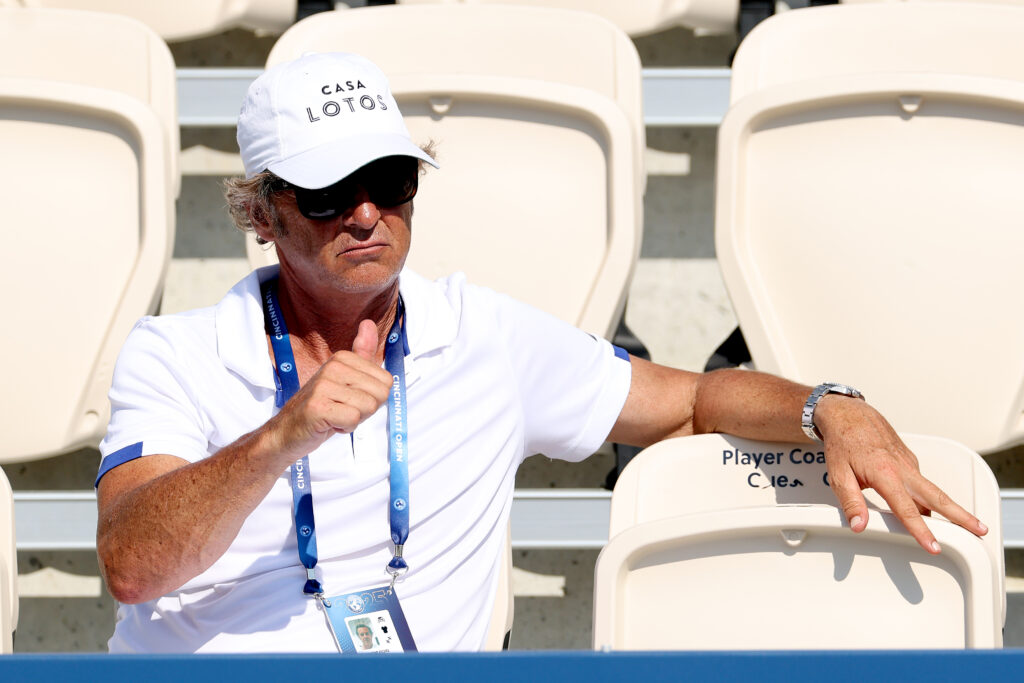 Francisco Roig puts his thumb up to Emma Raducanu
