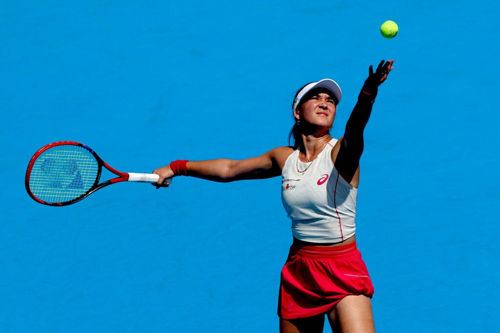 Eva Lys serving at the Cincinnati Open.