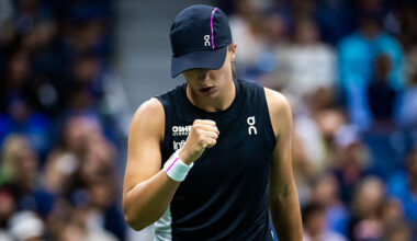 Swiatek rallies past Kalinskaya to reach US Open fourth round