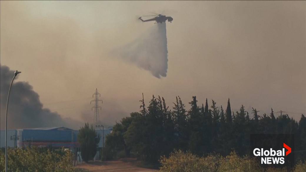 Click to play video: 'Hundreds evacuated as wildfires rage across Greece, 5 injured'