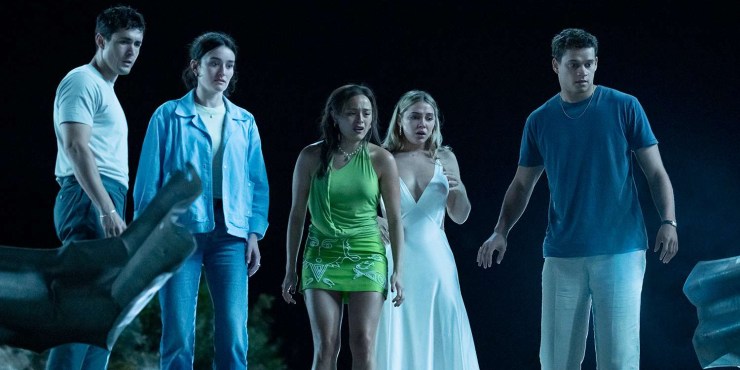 I Know What You Did Last Summer 2025 Group Looks At Car Crash