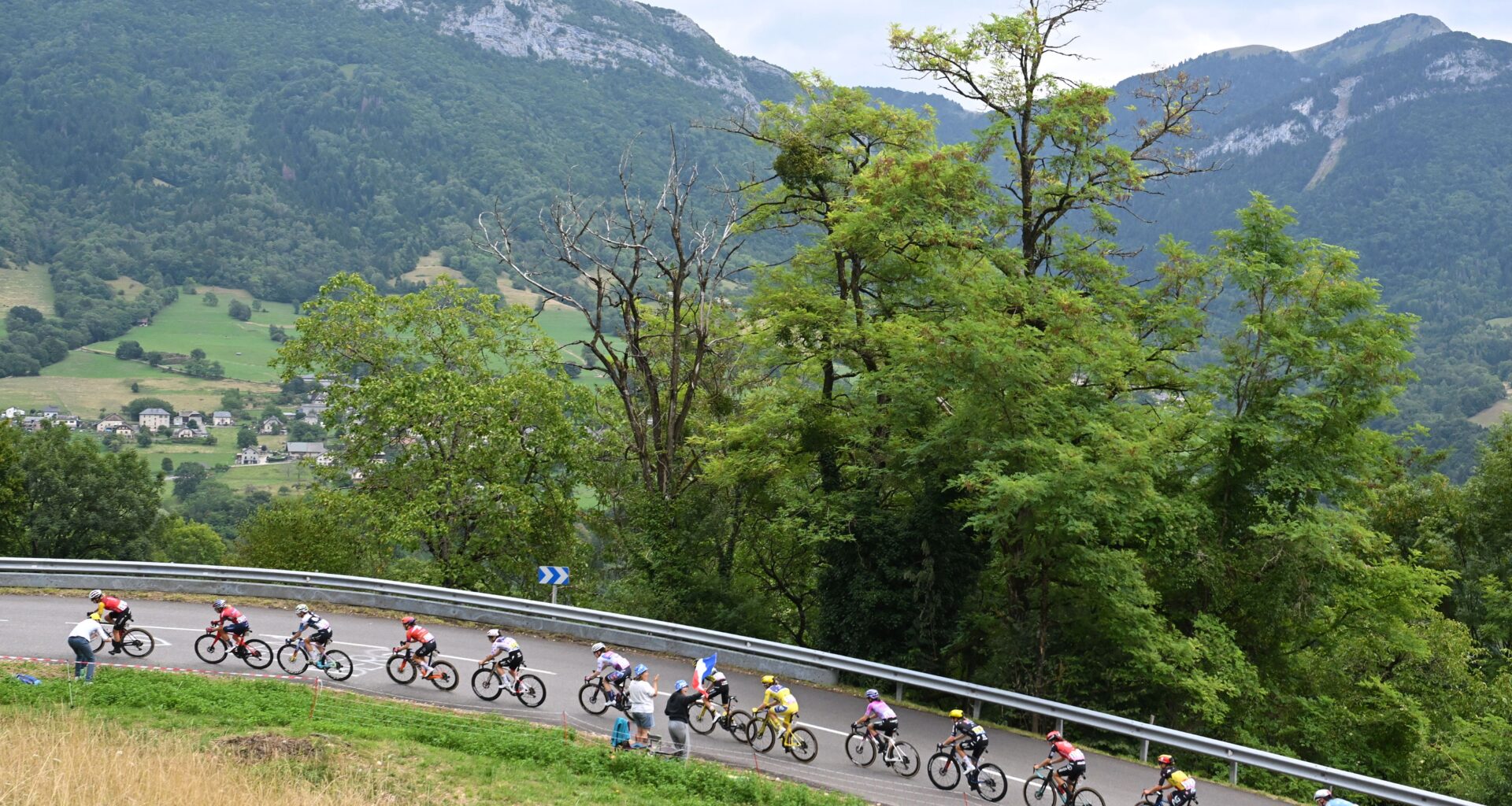 Tour de France Femmes stage 8 LIVE - Large break gets clear over first climb of the day