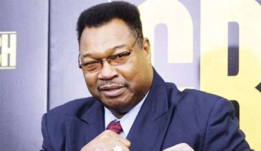 Larry Holmes Finally Admits He Really Lost Against One Heavyweight Legend: “They Gave Me The Belt”