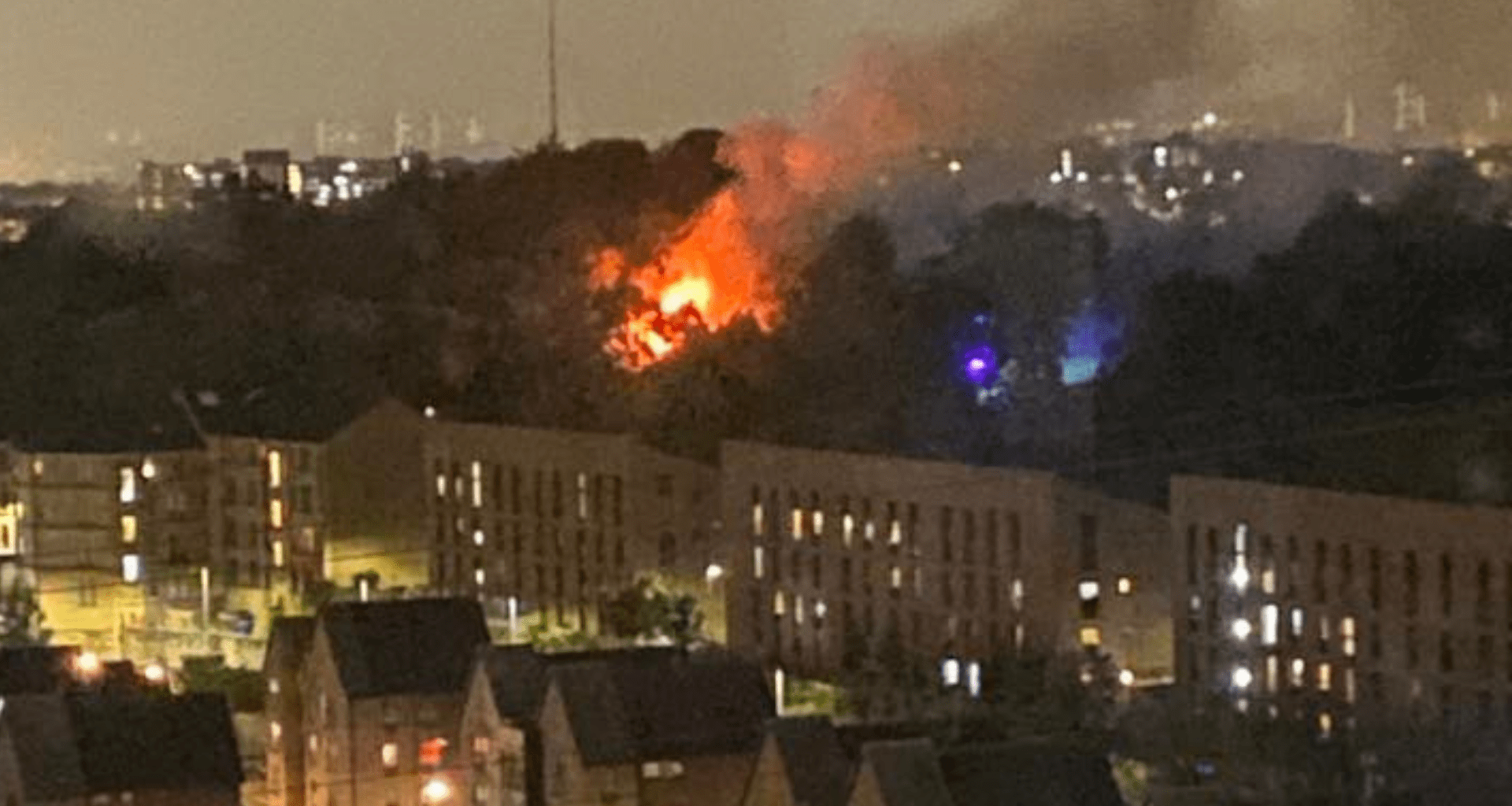 Huge fire breaks out at building in Glasgow street as residents and students warned over smoke