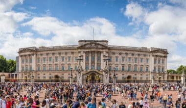 Tourists outside Buckingham Palace