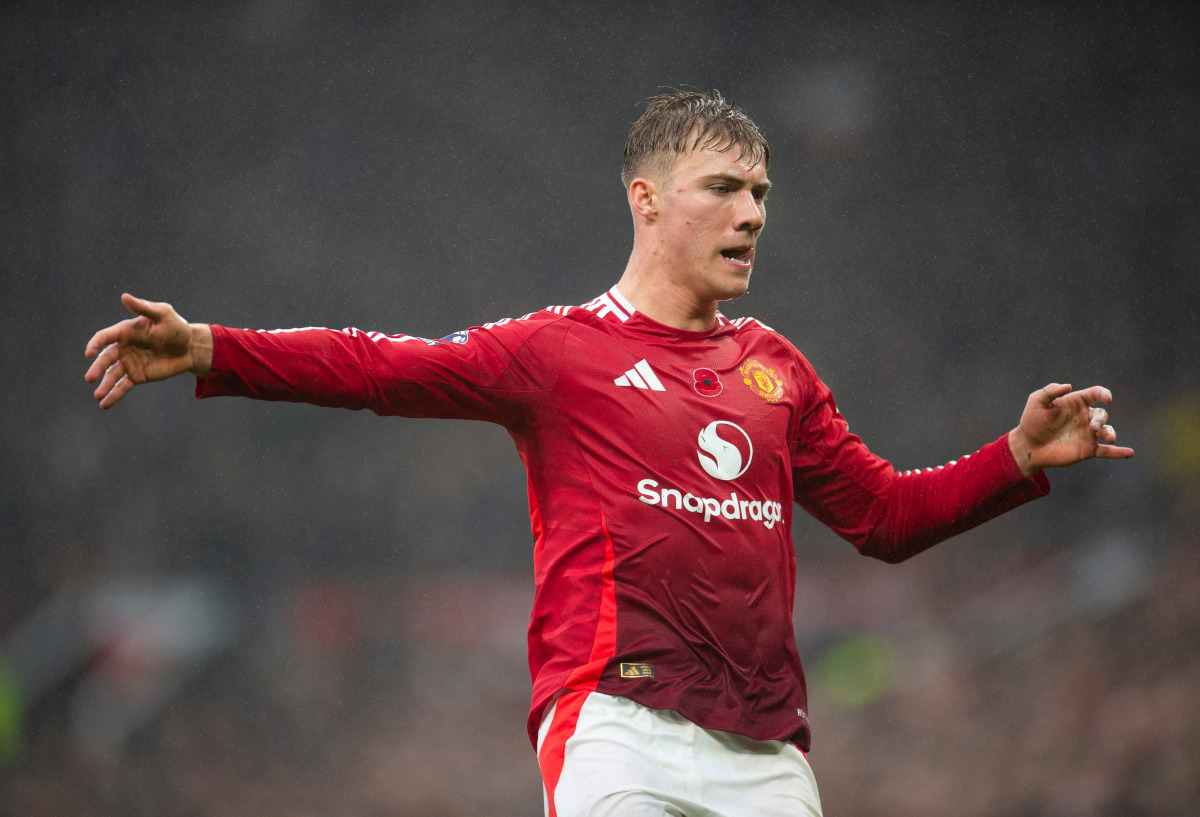 epa11713416 Rasmus Hojlund of Manchester United in action during the English Premier League match between Manchester United and Leicester City, in Manchester, Britain, 10 November 2024. EPA-EFE/PETER POWELL EDITORIAL USE ONLY. No use with unauthorized audio, video, data, fixture lists, club/league logos, 'live' services or NFTs. Online in-match use limited to 120 images, no video emulation. No use in betting, games or single club/league/player publications.