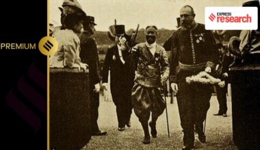 King Sisowath greeting French officials in 1911 (Source: Wikipedia)