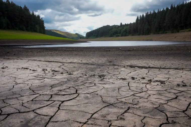 BAMFORD, UNITED KINGDOM - JULY 16: Low water levels reveal the reservoir bed of Howden Reservoir on July 16, 2025 in Bamford, United Kingdom. The Howden Reservoir is owned and operated by Severn Trent Water, which supplies water to the two regions of East and West Midlands, joining the North West of England and Yorkshire in drought status. The water from the reservoir is treated and then transported 28 miles (45 km) via the Derwent Valley Aqueduct to a reservoir at Ambergate, where it is distributed to major cities like Nottingham, Derby, and Leicester. Following the driest start to a year since 1976, water experts and the Met Office have judged that reservoir and river levels in the Midlands are well below normal, with no substantial rain forecast. (Photo by Christopher Furlong/Getty Images)